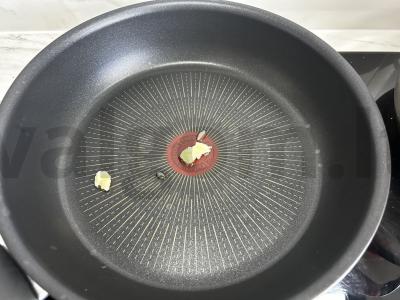 Kiaušinių ritinys su upėtakiu ir agurku pusryčiams Žingsnis 1