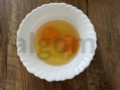 Kiaušinių ritinys su upėtakiu ir agurku pusryčiams Žingsnis 2