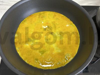 Kiaušinių ritinys su upėtakiu ir agurku pusryčiams Žingsnis 3