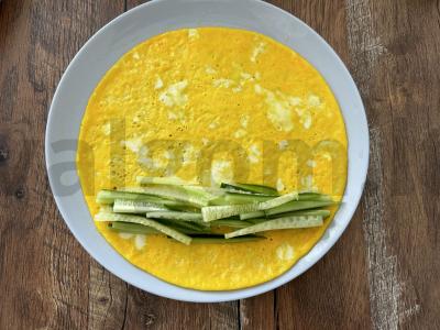 Kiaušinių ritinys su upėtakiu ir agurku pusryčiams Žingsnis 7