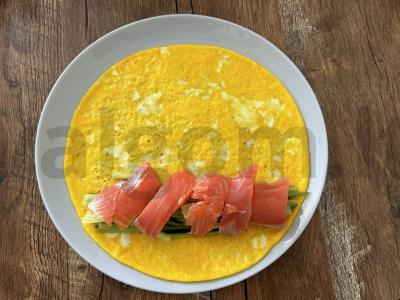 Kiaušinių ritinys su upėtakiu ir agurku pusryčiams Žingsnis 9