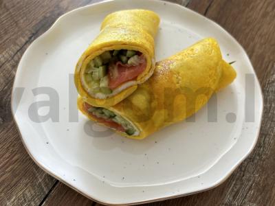 Kiaušinių ritinys su upėtakiu ir agurku pusryčiams pagrindine nuotrauka