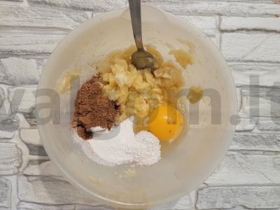 Švelnus šokoladinis-bananų pyragas su avietėmis mikrobangų krosnelėje Žingsnis 2