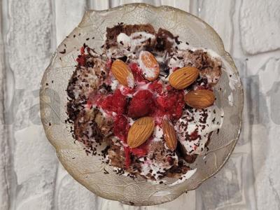 Švelnus šokoladinis-bananų pyragas su avietėmis mikrobangų krosnelėje pagrindine nuotrauka