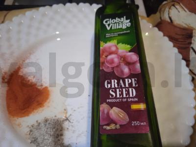 Vištienos šlaunelės paprikos ir vynuogių sėklų aliejaus marinate Žingsnis 1