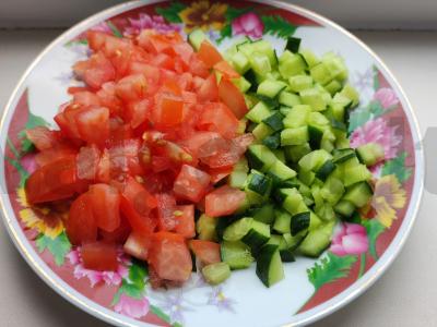 Šviežių daržovių salotos su sausainiais Žingsnis 1