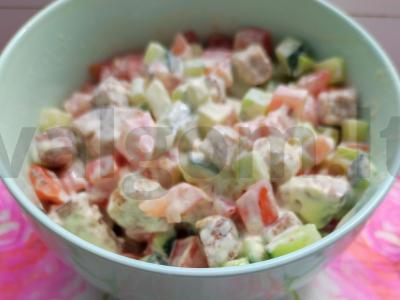 Šviežių daržovių salotos su sausainiais pagrindine nuotrauka