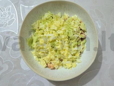 Maistingas salotas „Ledkalnis“ su konservuota lašiša Žingsnis 3