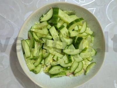 Maistingas salotas „Ledkalnis“ su konservuota lašiša Žingsnis 4