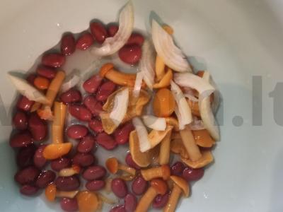 Salotas su marinuotais grybais ir pupelėmis Žingsnis 3