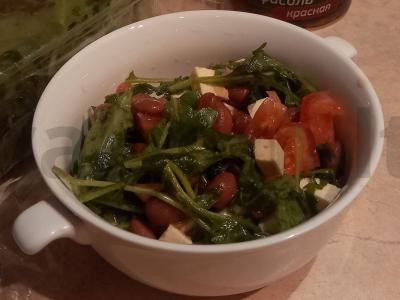 Salotos su tofu ir pupelėmis pagrindine nuotrauka