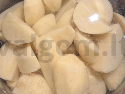 Vaikams skirtas bulvių košė „Grietinėlė“ Žingsnis 1