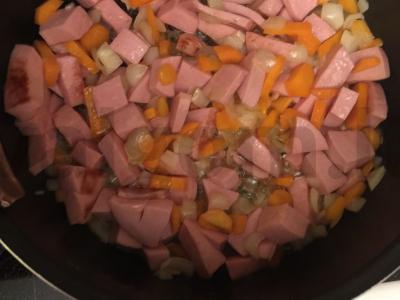 Troškinta kopūstai su dešra, prieskoniais ir kečupu Žingsnis 1