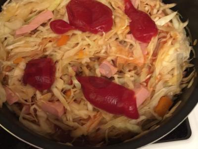 Troškinta kopūstai su dešra, prieskoniais ir kečupu Žingsnis 3