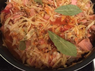 Troškinta kopūstai su dešra, prieskoniais ir kečupu Žingsnis 4