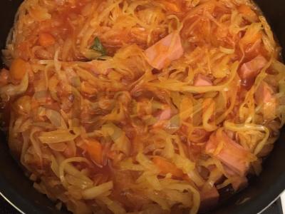 Troškinta kopūstai su dešra, prieskoniais ir kečupu pagrindine nuotrauka