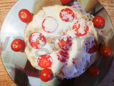 Avižinė plokštelė su kiaušiniu, mocarelos sūriu ir pomidorais pagrindine nuotrauka