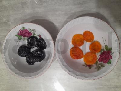 Arbata su džiovintomis slyvomis, abrikosais ir gvazdikėliais Žingsnis 1