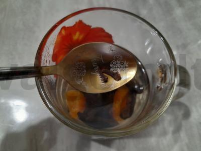 Arbata su džiovintomis slyvomis, abrikosais ir gvazdikėliais Žingsnis 5