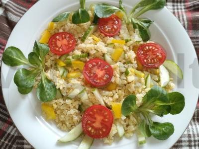 Daržovių salotas su bulguru ir alyvuogių aliejumi pagrindine nuotrauka