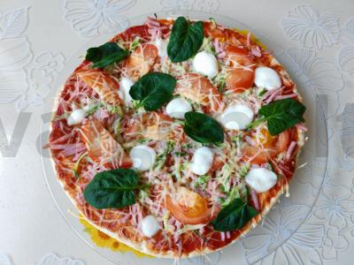 Pica su mocarela ir špinatais pagrindine nuotrauka