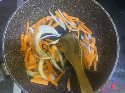 Salotos su jautiena, marinuotais agurkėliais ir skrudintais duonos kubeliais Žingsnis 2