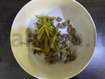 Salotos su jautiena, marinuotais agurkėliais ir skrudintais duonos kubeliais Žingsnis 3