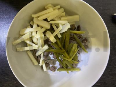 Salotos su jautiena, marinuotais agurkėliais ir skrudintais duonos kubeliais Žingsnis 4