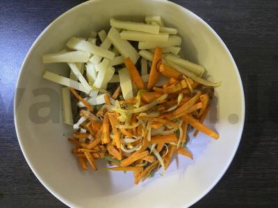 Salotos su jautiena, marinuotais agurkėliais ir skrudintais duonos kubeliais Žingsnis 5