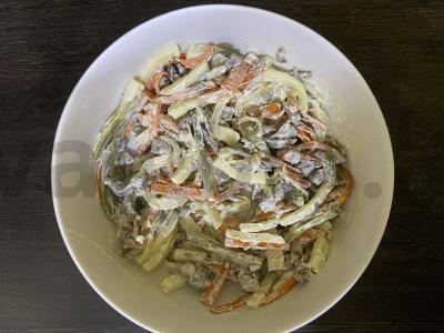 Salotos su jautiena, marinuotais agurkėliais ir skrudintais duonos kubeliais Žingsnis 6