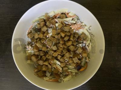 Salotos su jautiena, marinuotais agurkėliais ir skrudintais duonos kubeliais Žingsnis 7