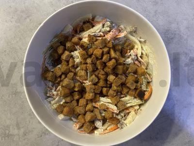 Salotos su jautiena, marinuotais agurkėliais ir skrudintais duonos kubeliais pagrindine nuotrauka