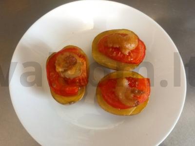 Keptas bulvės su šonine ir pomidoru pagrindine nuotrauka