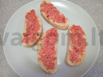 Karšti sumuštiniai su jautienos faršu, šampinjonais, parmezanu ir pesto padažu. Žingsnis 2