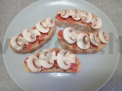 Karšti sumuštiniai su jautienos faršu, šampinjonais, parmezanu ir pesto padažu. Žingsnis 3