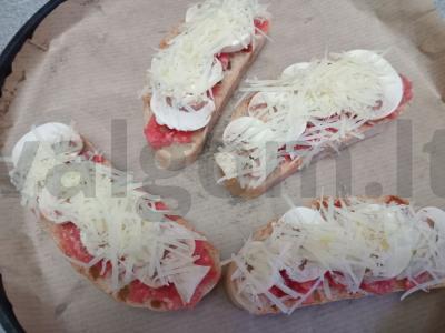 Karšti sumuštiniai su jautienos faršu, šampinjonais, parmezanu ir pesto padažu. Žingsnis 4