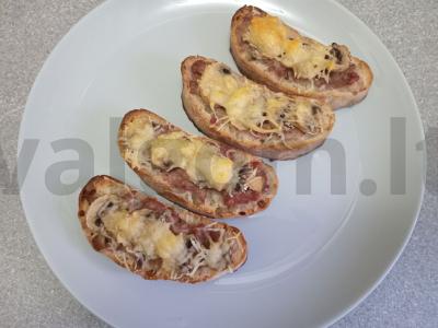 Karšti sumuštiniai su jautienos faršu, šampinjonais, parmezanu ir pesto padažu. Žingsnis 5