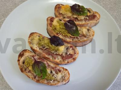 Karšti sumuštiniai su jautienos faršu, šampinjonais, parmezanu ir pesto padažu. pagrindine nuotrauka