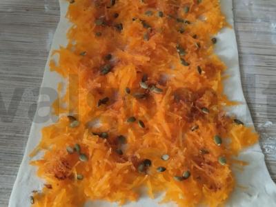 Sluoksniuoto tešlos pyragas su moliūgu Žingsnis 3