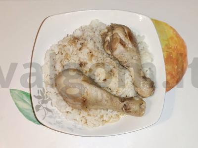 Troškinti vištienos blauzdelės su ryžiais pagrindine nuotrauka