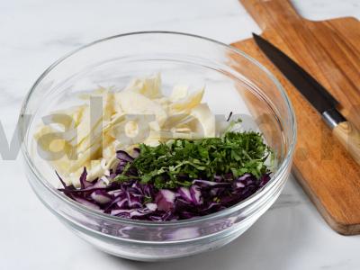 Salotas su kopūstais ir žemės riešutais Žingsnis 1