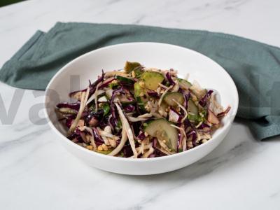 Salotas su kopūstais ir žemės riešutais pagrindine nuotrauka