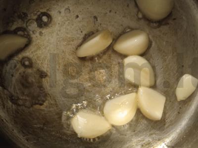 Svogūnų-česnakų sriuba su lydytu sūriu Žingsnis 1