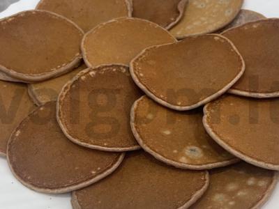 Šokoladiniai mini blynai su spanguolių sultimis pagrindine nuotrauka