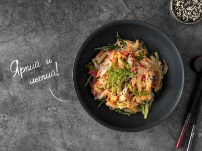 Salotos su krabų lazdelėmis pagrindine nuotrauka