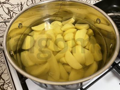 Kepti bulvių skiltelės Žingsnis 1