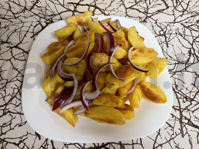 Kepti bulvių skiltelės pagrindine nuotrauka