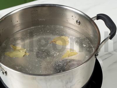 Suomijos žuvies sriuba „Lohikeitto“ su grietinėlėmis Žingsnis 1