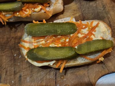 Karštas šuo su marinuotais agurkais Žingsnis 1