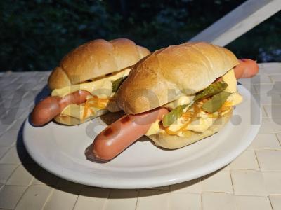 Karštas šuo su marinuotais agurkais pagrindine nuotrauka